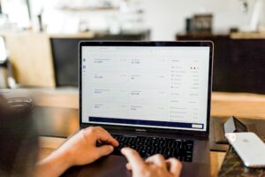 ανάλυση conversion rate ιστοσελίδας σε dashboard analytics